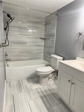 7630 Westwood Dr in Tamarac, FL - Foto de edificio - Building Photo