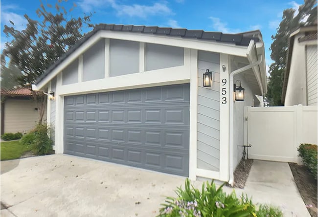property at 953 S Ridgecrest Cir