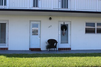 1113 Lake Ter, Unit 102 in Boynton Beach, FL - Building Photo - Building Photo
