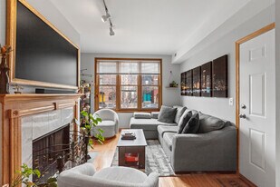 2033 W Huron St, Unit 1 in Chicago, IL - Building Photo