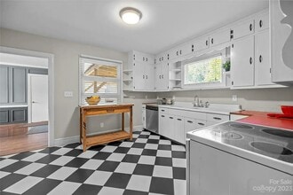 1030 Dooley Dr in Charlotte, NC - Foto de edificio - Building Photo
