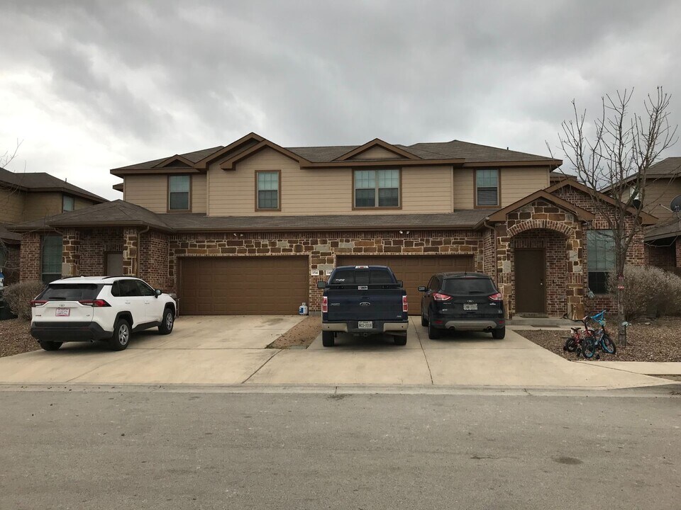 148 Creekside Villa Dr in Kyle, TX - Foto de edificio