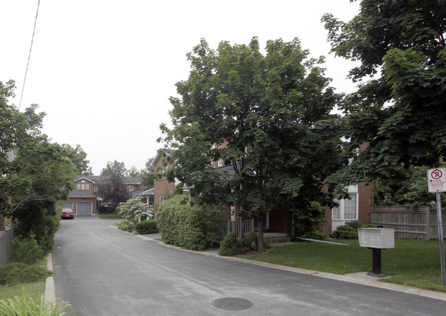 Pine Tree Lane in Burlington, ON - Building Photo - Primary Photo