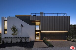 2635 Hargrave Dr in Los Angeles, CA - Building Photo