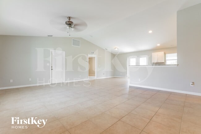 12061 Helicon Ave in Port Charlotte, FL - Foto de edificio - Building Photo