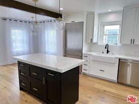 6214 W 77th St in Los Angeles, CA - Building Photo