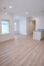 1206 E St Charles St in Gonzales, LA - Foto de edificio - Building Photo