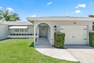 718 Shore Dr in Boynton Beach, FL - Foto de edificio - Building Photo