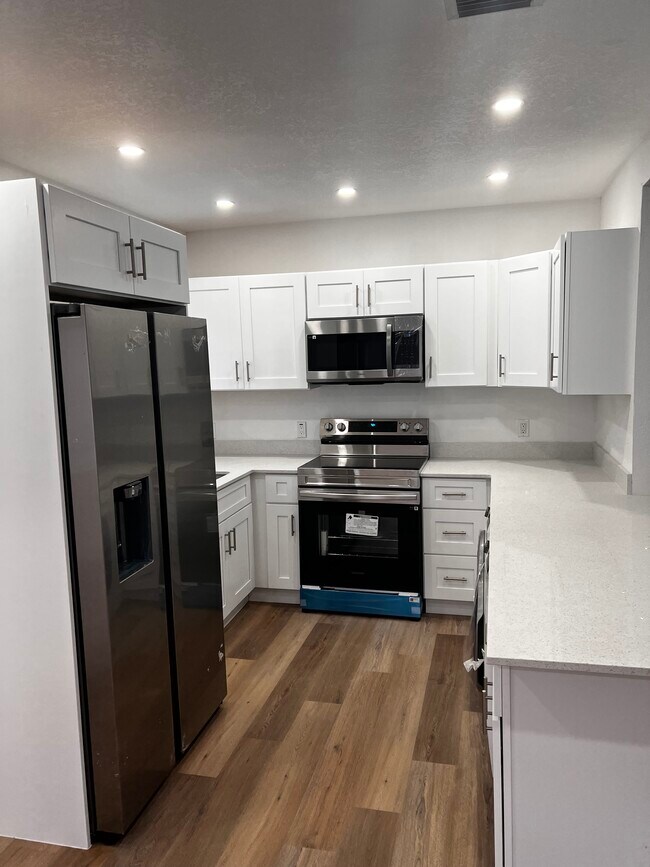2515 NW 34th St in Miami, FL - Building Photo - Building Photo