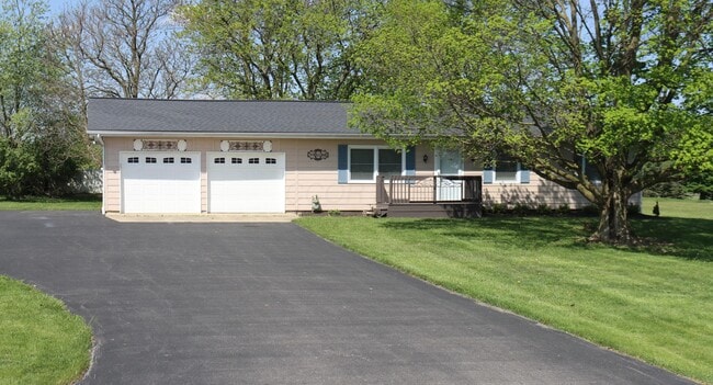 1014 Cherry Hl Rd in Johnstown, OH - Building Photo - Building Photo