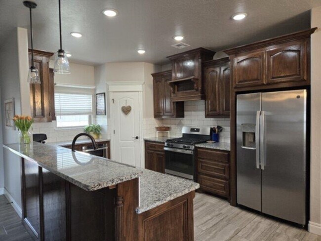 1002 Skyridge Dr in Lawton, OK - Building Photo - Building Photo