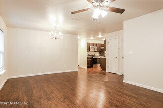 8129 Firetower Rd in Jacksonville, FL - Foto de edificio - Building Photo