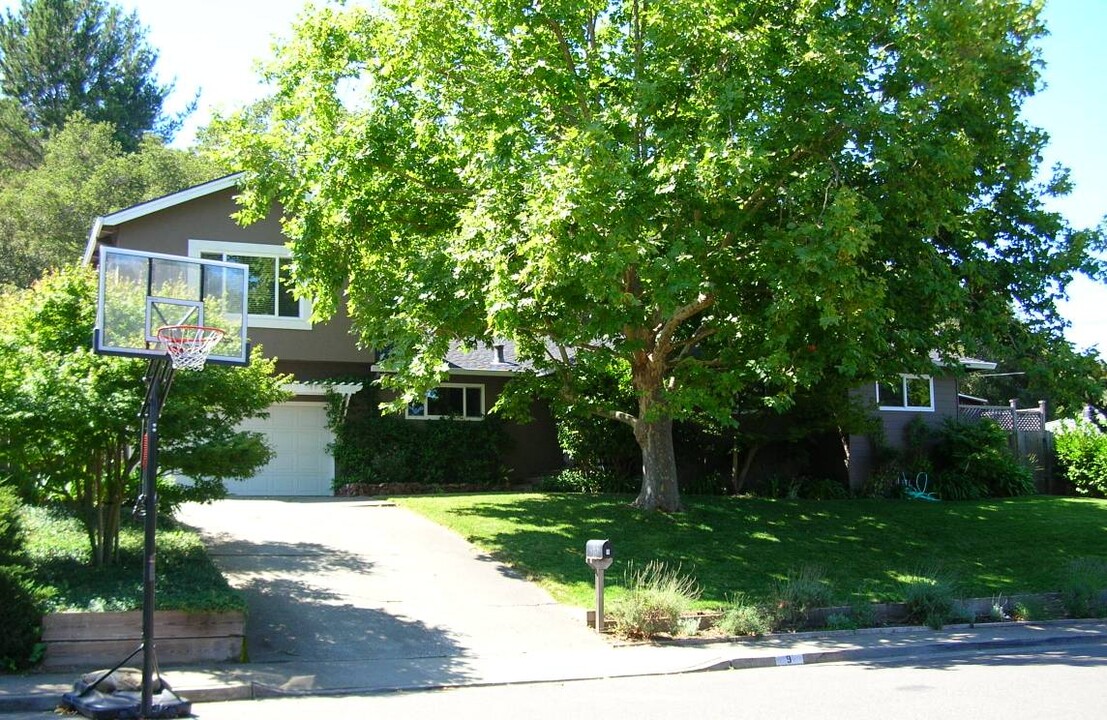 9 Harding Dr in Novato, CA - Building Photo