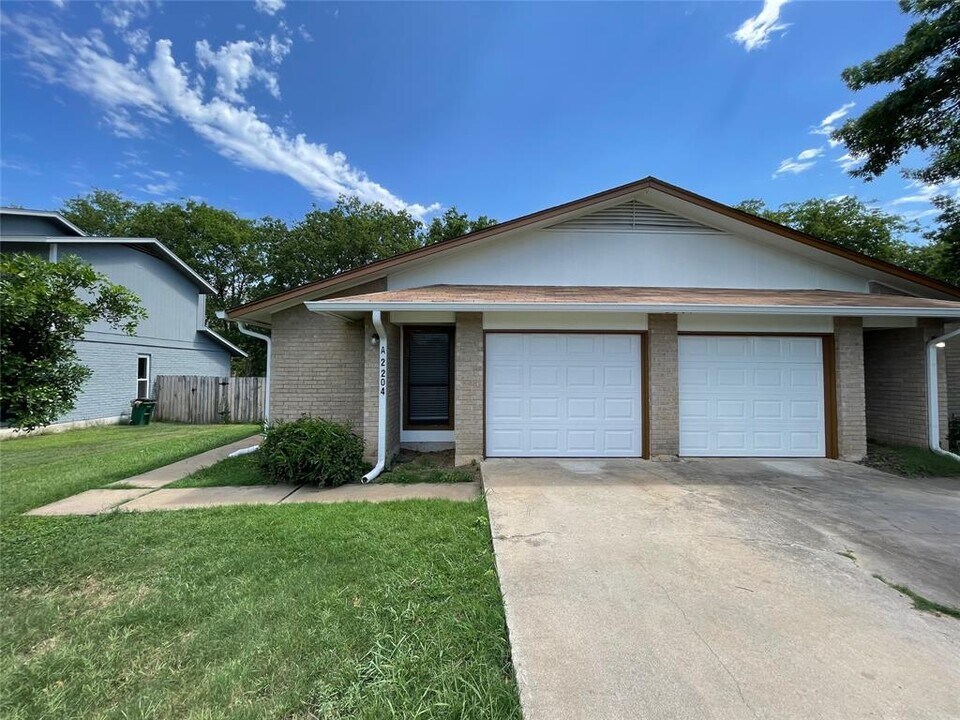 2204 Berkett Dr in Austin, TX - Building Photo