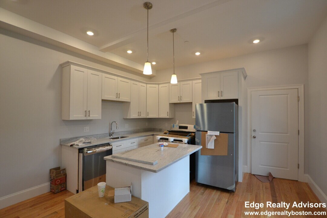 30 Murdock St, Unit 5 in Boston, MA - Building Photo