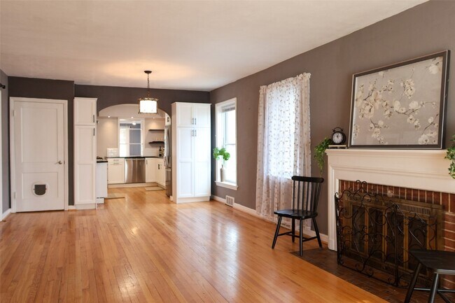 8829 Bridgeport Ave in Brentwood, MO - Foto de edificio - Building Photo