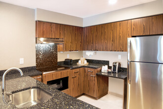 700 5th Ave N in Seattle, WA - Building Photo - Building Photo