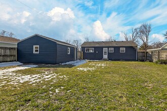 7407 Saturn St in Loves Park, IL - Foto de edificio - Building Photo