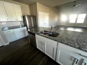 6327 Sycamore Run in San Antonio, TX - Building Photo - Building Photo