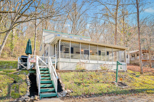 3745 Holmes Creek Rd in Smithville, TN - Foto de edificio - Building Photo