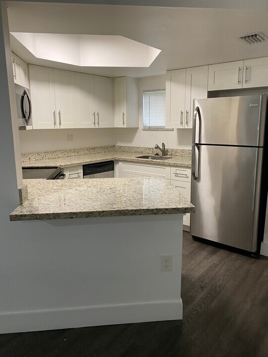 8363 Lake Dr in Doral, FL - Building Photo