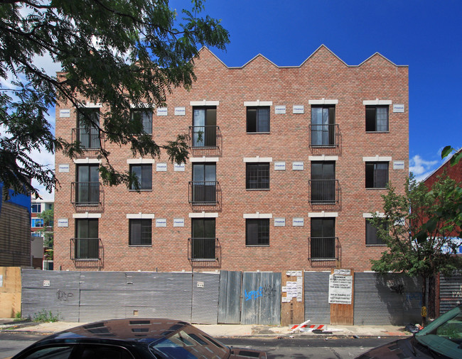 201-205 Huron St in Brooklyn, NY - Foto de edificio - Building Photo