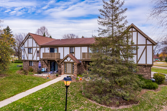 Canterbury Court Apartments in Cedarburg, WI - Building Photo - Building Photo