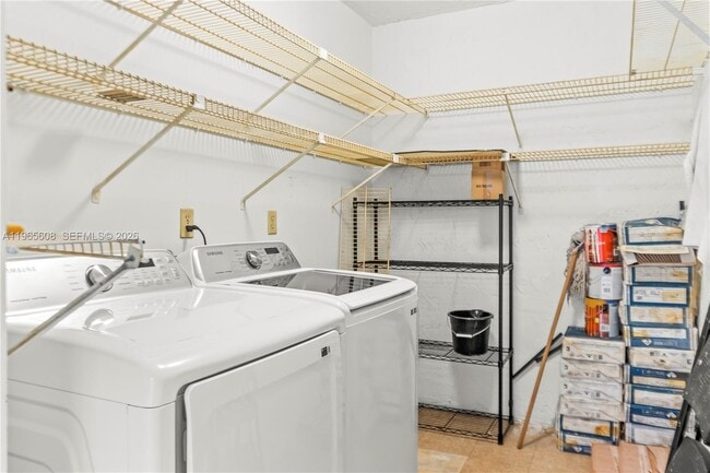 481 Ives Dairy Rd in Miami, FL - Building Photo - Building Photo