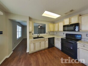 7902 Brazoria Park, Unit 21 in San Antonio, TX - Building Photo - Building Photo