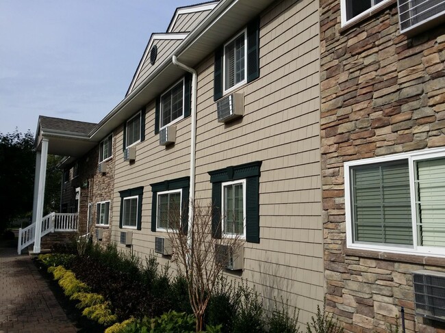 323 Brook Ave in Bay Shore, NY - Building Photo - Building Photo