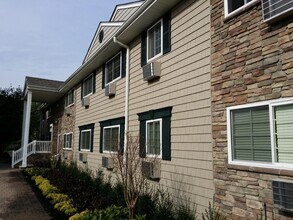305 Brook Ave-Unit -305-1A in Bay Shore, NY - Building Photo - Building Photo