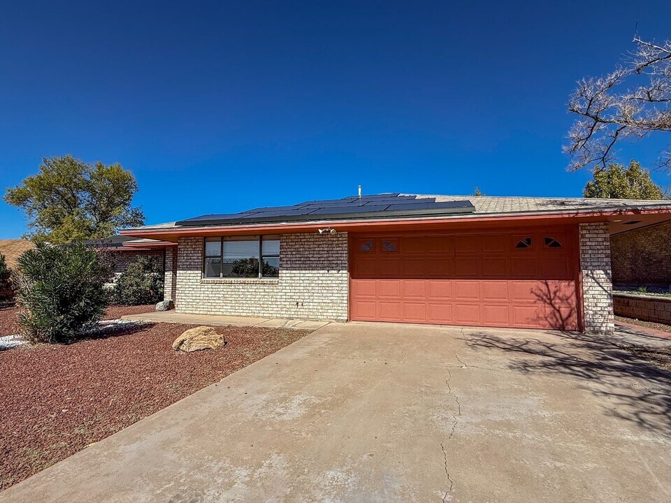 Roomy 5 Bedroom Home with Solar Panels in Alamogordo, NM - Building Photo