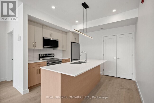 184 Woodroffe Ave in Ottawa, ON - Building Photo - Building Photo