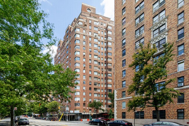 100 Riverside Dr in New York, NY - Building Photo - Building Photo