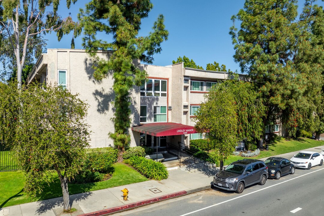 5405 Lindley Avenue in Tarzana, CA - Foto de edificio