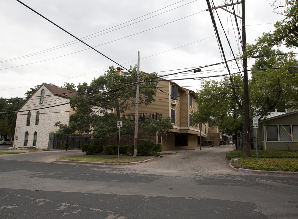 Nueces Oaks Condominiums in Austin, TX - Building Photo