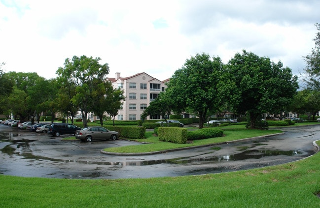 Jacaranda Heights in Fort Lauderdale, FL - Foto de edificio - Building Photo