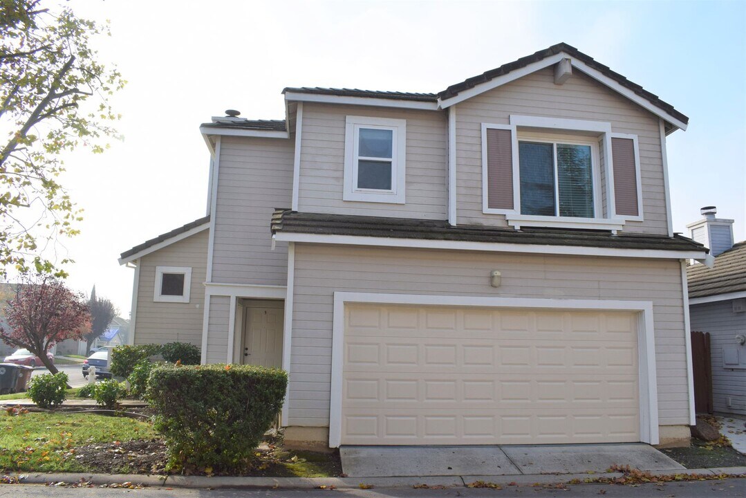 9274 Laguna Pointe Way in Elk Grove, CA - Building Photo