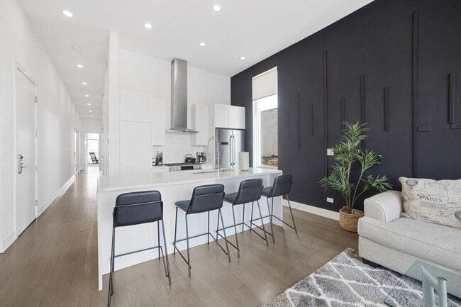 2048 W Chicago Ave in Chicago, IL - Foto de edificio - Building Photo