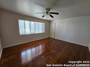 217 E Lullwood Ave in San Antonio, TX - Building Photo - Building Photo