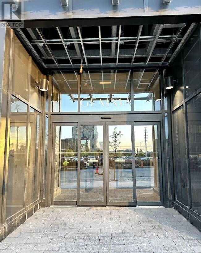 15 Watergarden Dr in Mississauga, ON - Building Photo - Building Photo