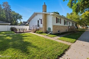 322 N 7th St in Grand Forks, ND - Building Photo