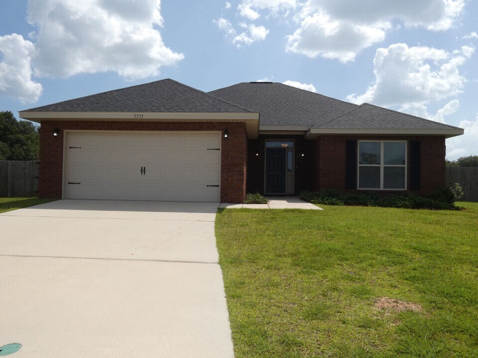 5771 Glenby Ct in Pace, FL - Foto de edificio
