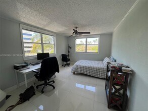 8245 Lake Dr in Doral, FL - Building Photo - Building Photo