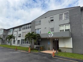 120 Royal Palm Rd in Hialeah, FL - Building Photo