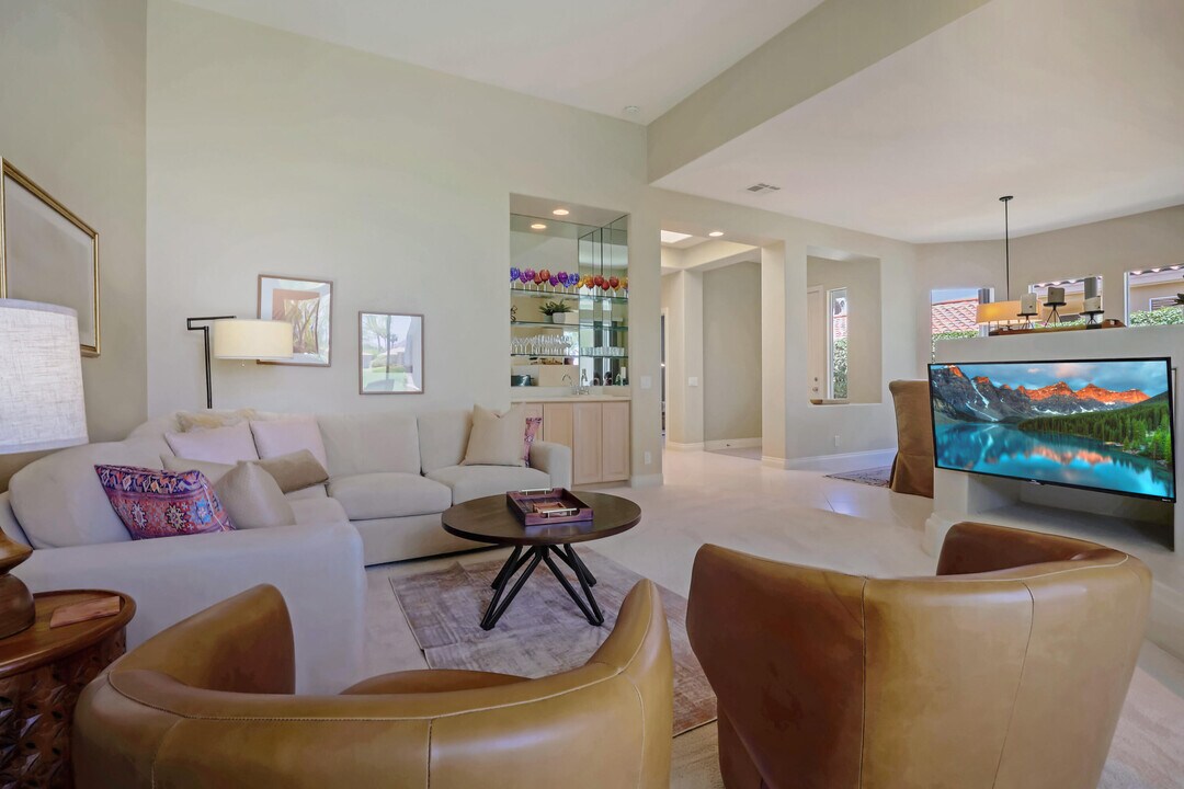 425 Desert Holly Dr in Palm Desert, CA - Building Photo