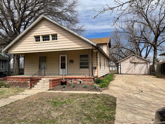 property at 618 E 6th St