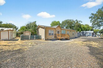 225 Wilson Rd in Central Point, OR - Building Photo - Building Photo