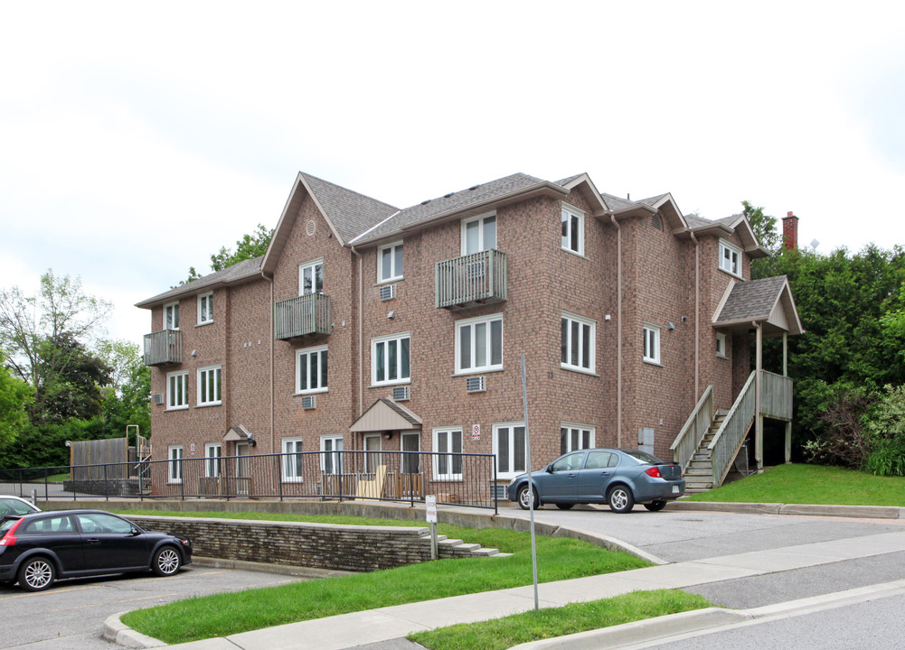 25 George St in Aurora, ON - Building Photo