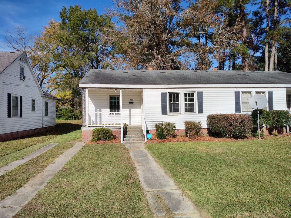 711 Barton Ave in Kinston, NC - Foto de edificio